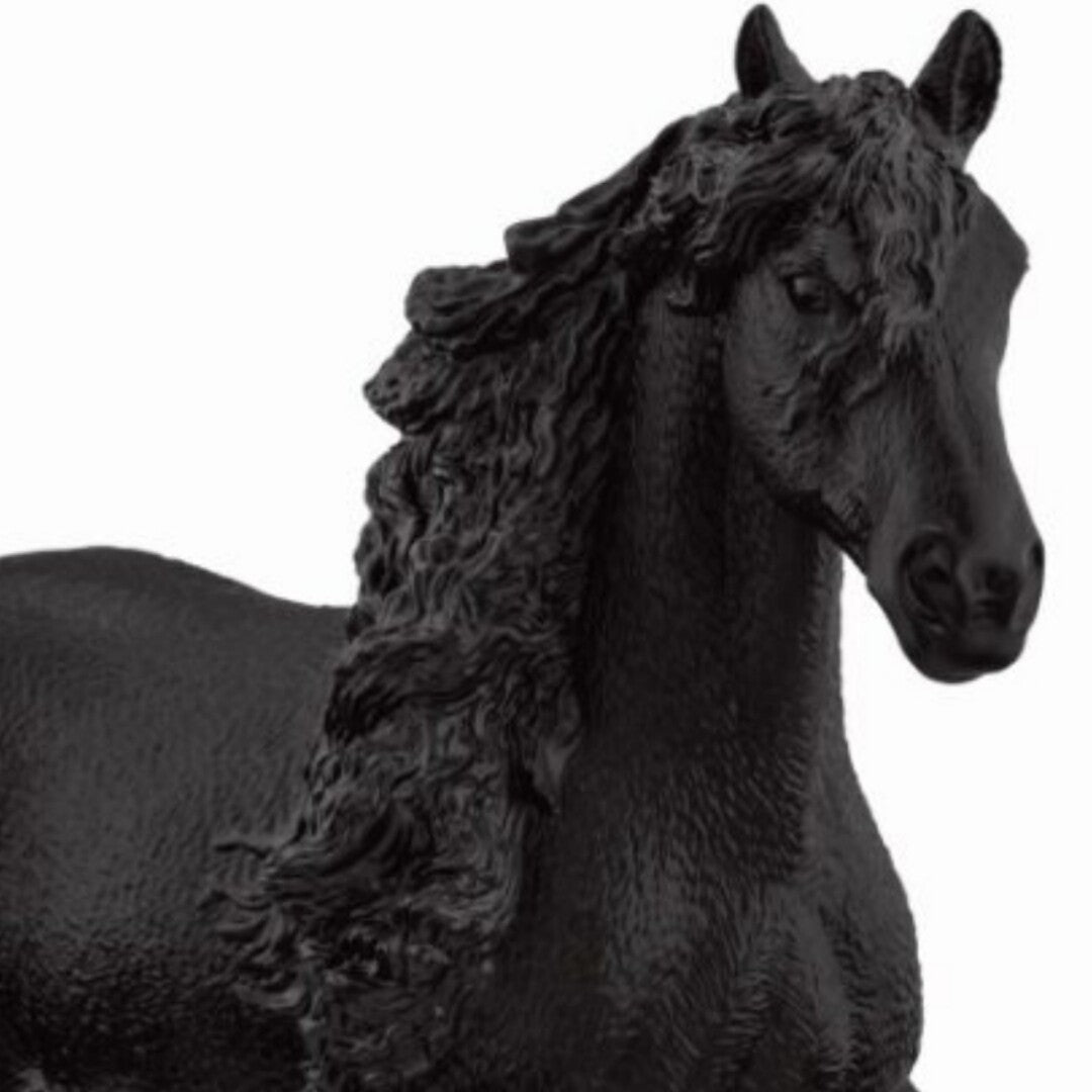 Detailopname van de kop en manen van het Schleich dierenfiguurtje van een zwarte Friese hengst.