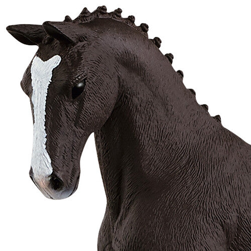 Detail van de kop van de Schleich Horse Club Hannover merrie met witte bles en gevlochten manen.