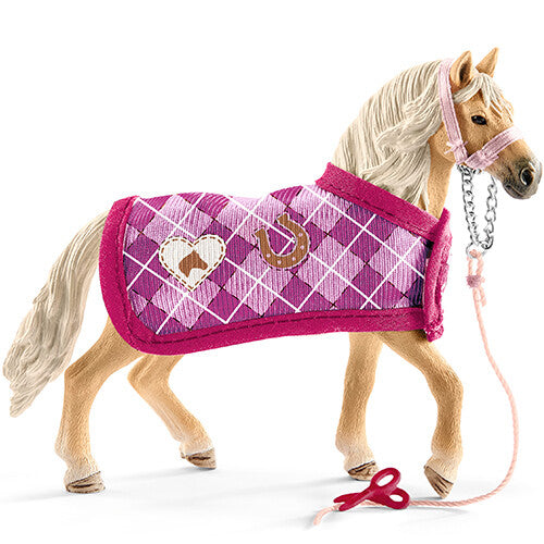 Schleich dierenfiguurtje van een paard met een roze geruite deken en roze halster.