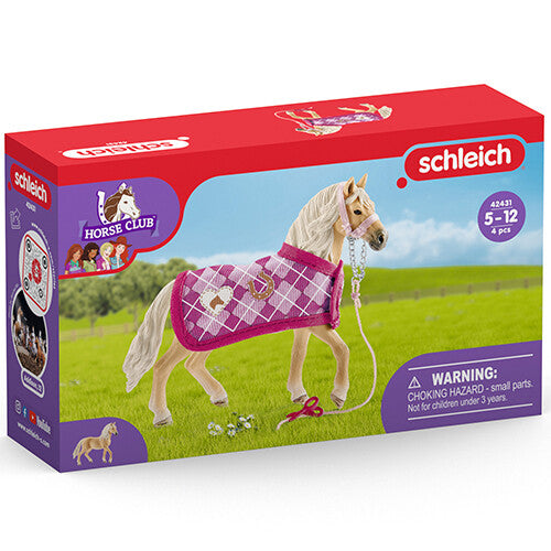 De verpakking van het Schleich Horse Club paardenfiguurtje met roze deken.