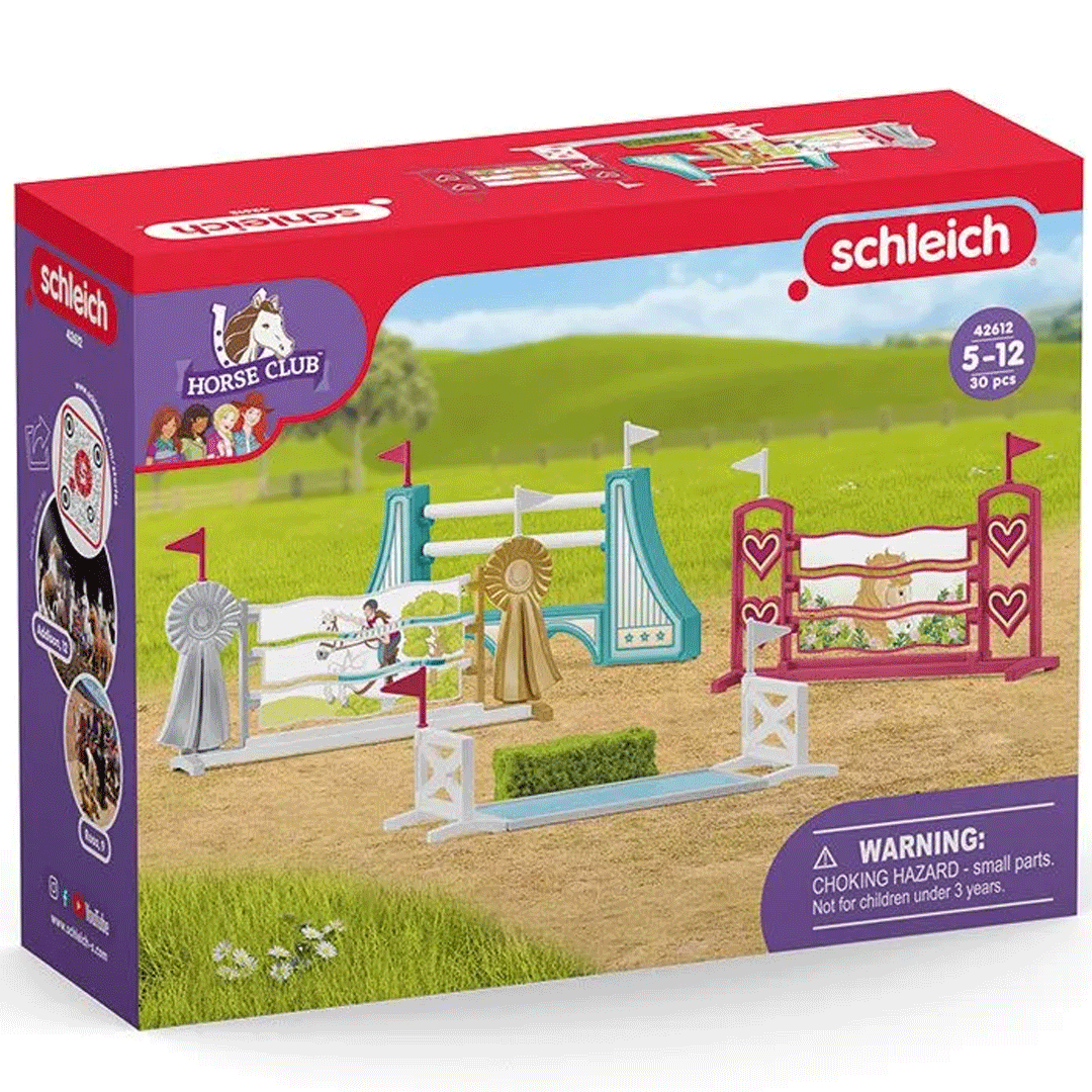 De verpakking van de Schleich Horse Club hindernissenbaan speelset, met een afbeelding van de inhoud.