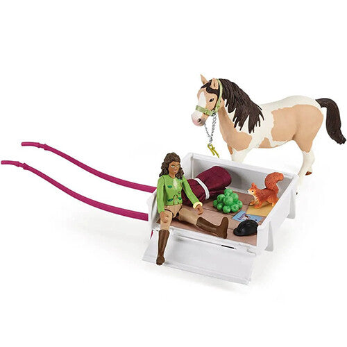Detail van de Horse Club speelset met meisje in de kar, paard en kampeeraccessoires.