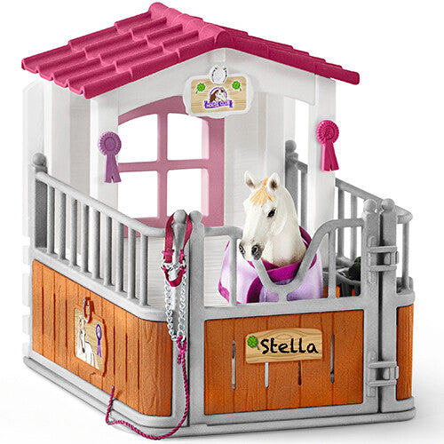 Schleich paardenbox speelset met wit paard met paarse deken in de stal en naamplaatje 'Stella'.