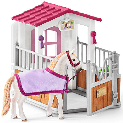 Schleich paardenbox speelset met wit paard met roze deken dat voor de open stal staat.