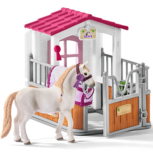 Schleich paardenbox speelset met wit paard met gevlochten manen en paarse accessoires aan de stal.
