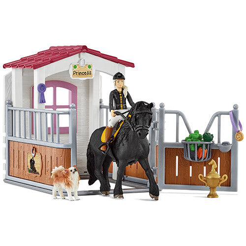 Schleich Horse Club speelset met paardenbox, een ruiter op een zwart paard, een hond en accessoires.