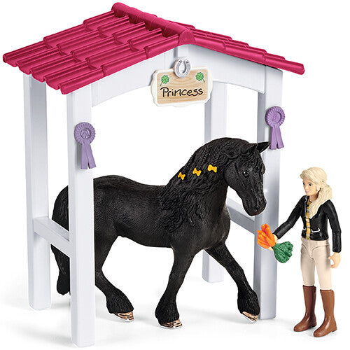 Schleich Horse Club speelset met een paardenbox, een zwart paard en een ruiterfiguur die het paard wortels voert.