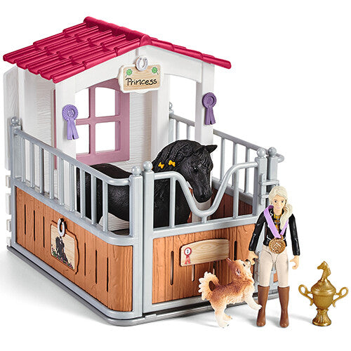 Schleich Horse Club speelset met een paardenbox, een zwart paard, een ruiterfiguur met medaille, een hond en een trofee.