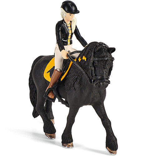 Schleich speelgoedfiguur van een ruiter op een zwart paard in galop.