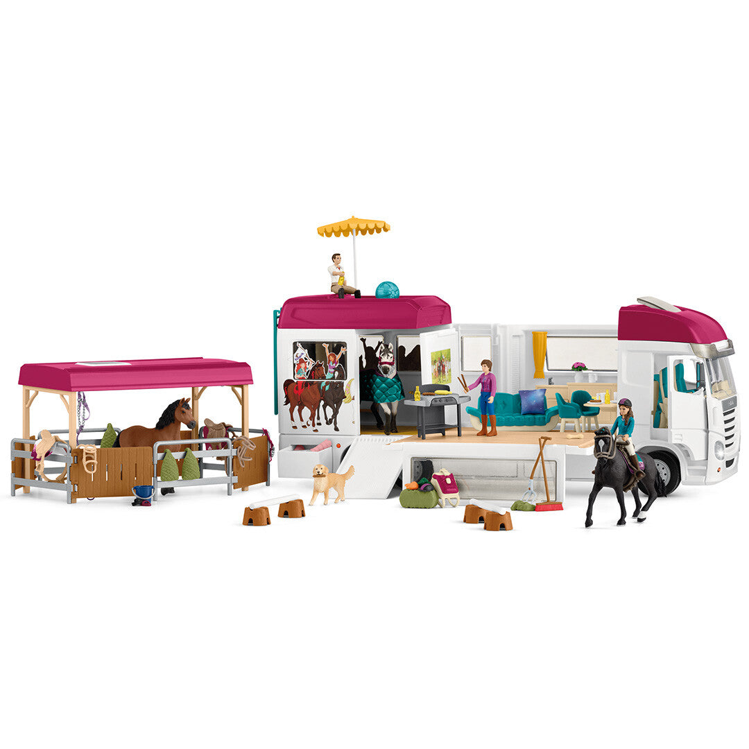 Schleich Horse Club paardenvrachtwagen speelset met opengeklapte vrachtwagen, paardenstal, figuren en paarden.