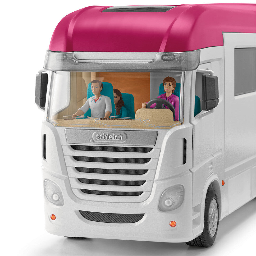 Voorkant van de Schleich paardenvrachtwagen met twee figuren in de cabine.