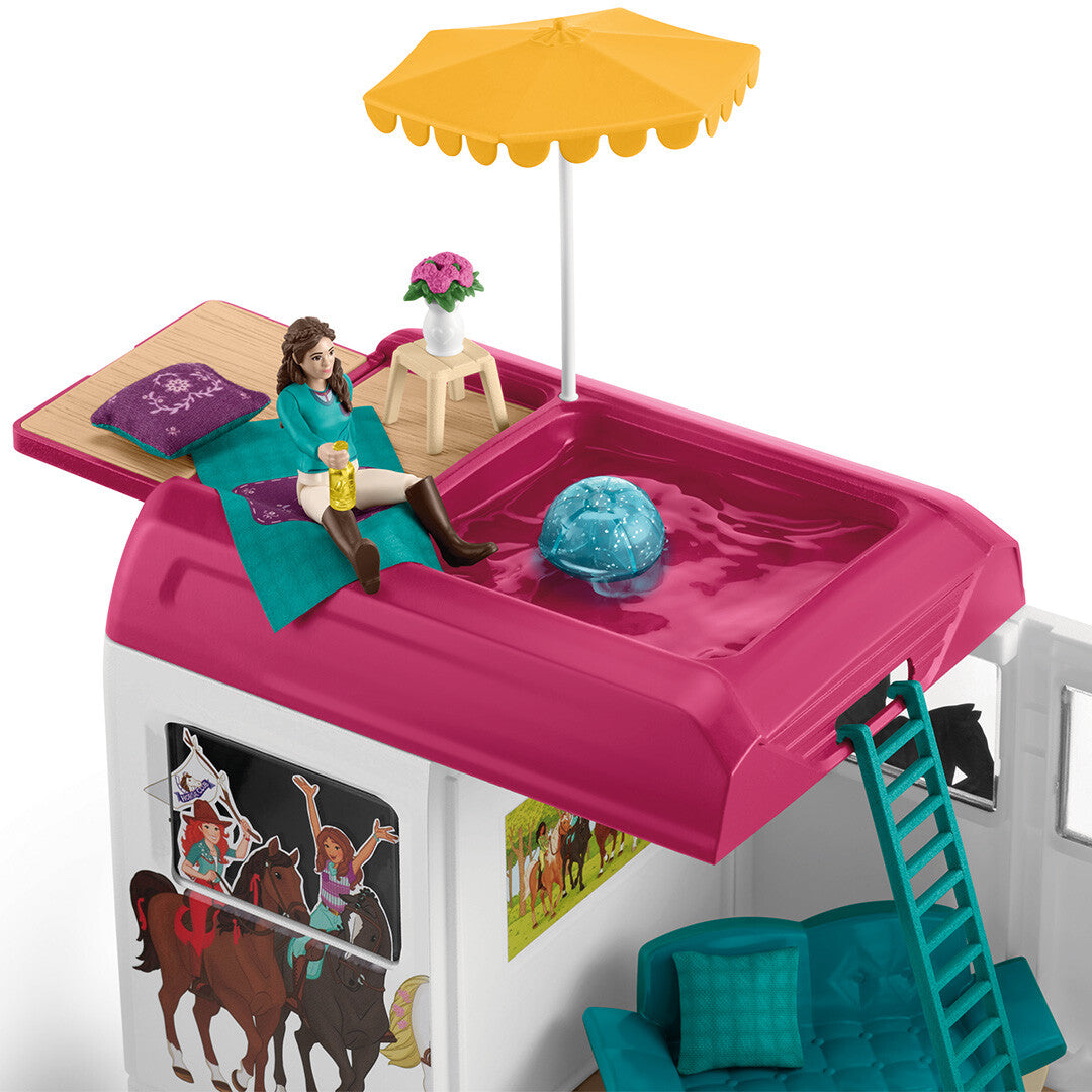 Bovenkant van de Schleich paardenvrachtwagen met een figuur die ontspant bij een zwembadje en parasol op het dak.