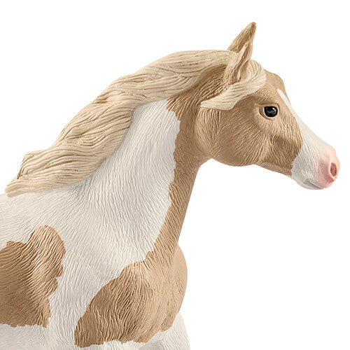 Detailfoto van de kop en hals van het Schleich dierenfiguurtje van de paint merrie.
