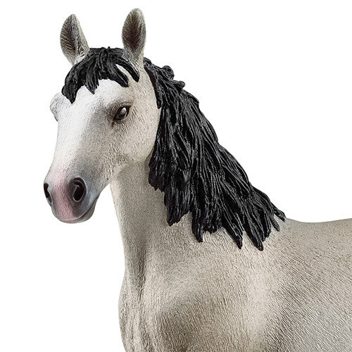Detailfoto van het hoofd en de zwarte manen van het Schleich Selle Français merrie dierenfiguurtje.