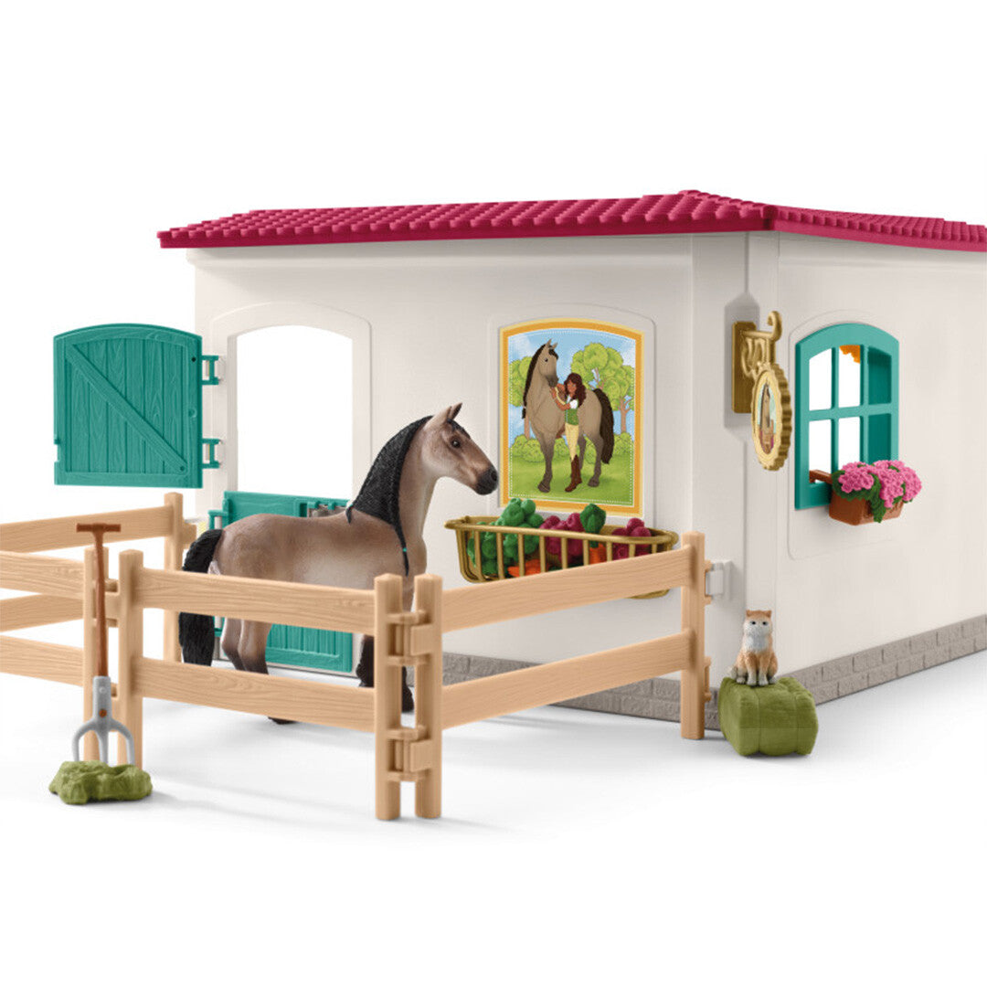 De buitenkant van de Schleich Horse Club zadelkamer speelset met een paard in een omheining en een kat.