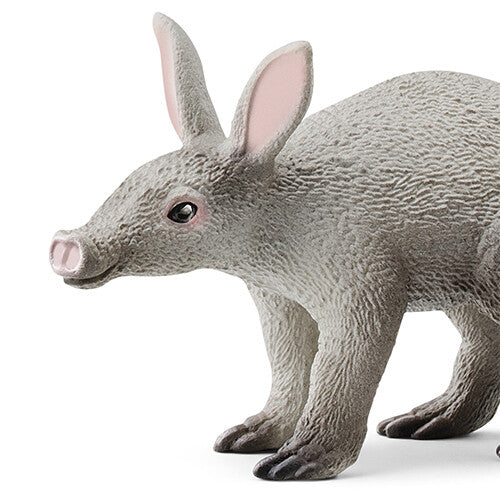 Detailopname van het Schleich dierenfiguurtje van een aardvarken, met focus op de kop en oren.