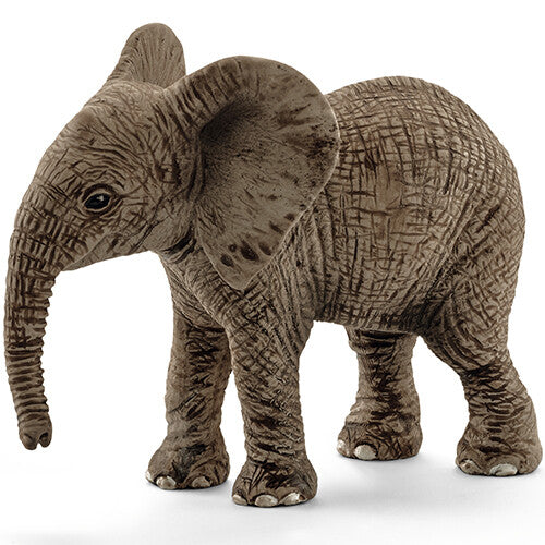 Schleich dierenfiguurtje van een bruin Afrikaans olifantenjong, schuin van voren gefotografeerd.