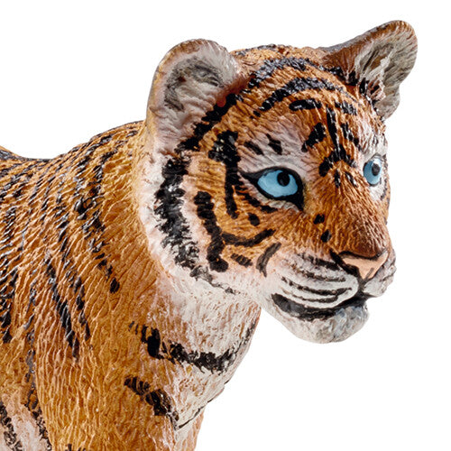 Detailopname van de kop en voorpoten van het Schleich tijgerwelp dierenfiguurtje.