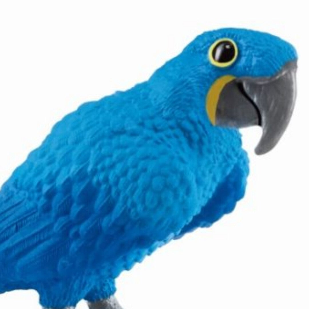 Detailopname van de kop en borst van het Schleich blauwe hyacintara dierenfiguurtje.