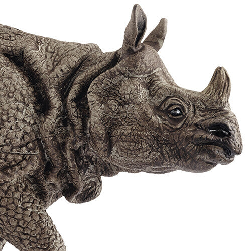 Detailopname van de kop en voorzijde van het Schleich wild life Indische neushoorn dierenfiguurtje.