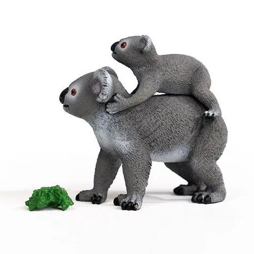 Schleich dierenfiguurtje van een koalabeer met een jong op de rug, van de zijkant gezien, met een groen blad.