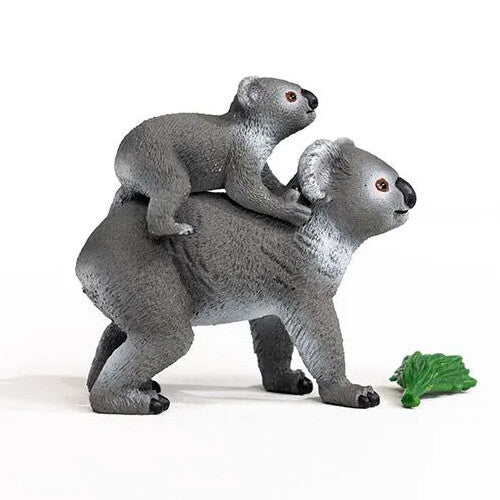 Schleich dierenfiguurtje van een koalabeer met een jong op de rug, van de zijkant gezien, met een groen blad.