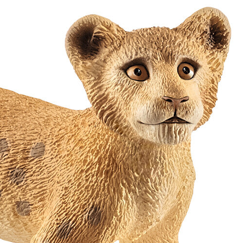 Detailopname van de kop en bovenkant van het Schleich wild life leeuwenjong speelfiguur.