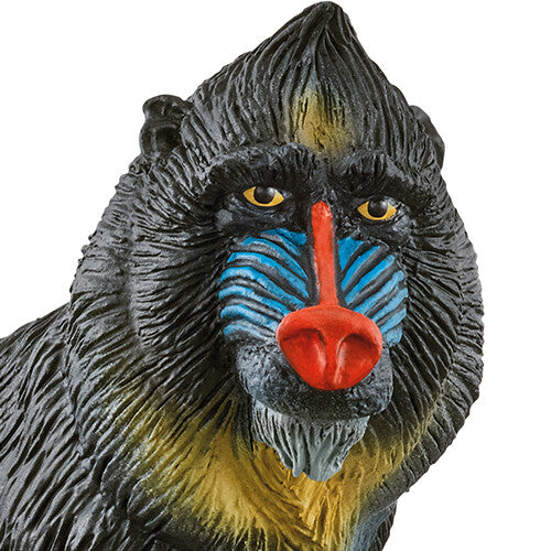 Detailopname van het Schleich mandril dierenfiguurtje, met focus op het kleurrijke gezicht.
