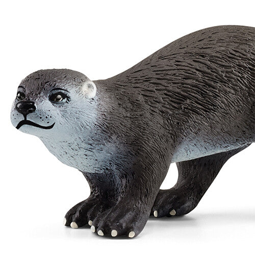 Detailopname van de kop en voorpoten van het Schleich dierenfiguurtje van een bruine otter.
