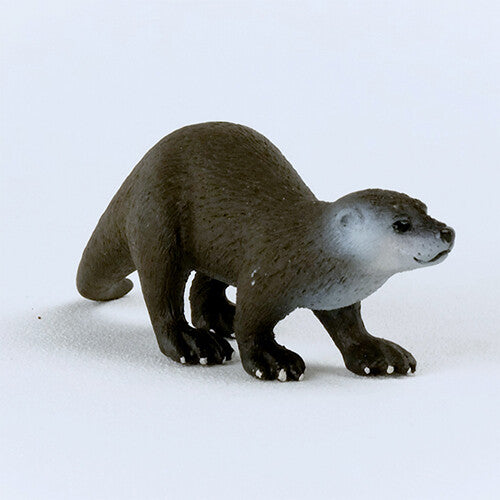 Schleich dierenfiguurtje van een bruine otter, schuin van de zijkant gefotografeerd.