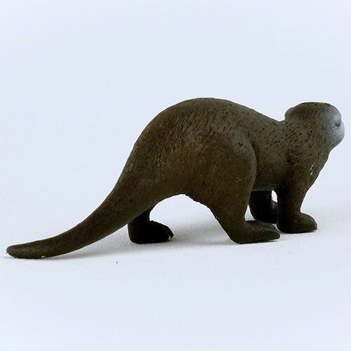 Schleich dierenfiguurtje van een bruine otter, schuin van achteren gefotografeerd.