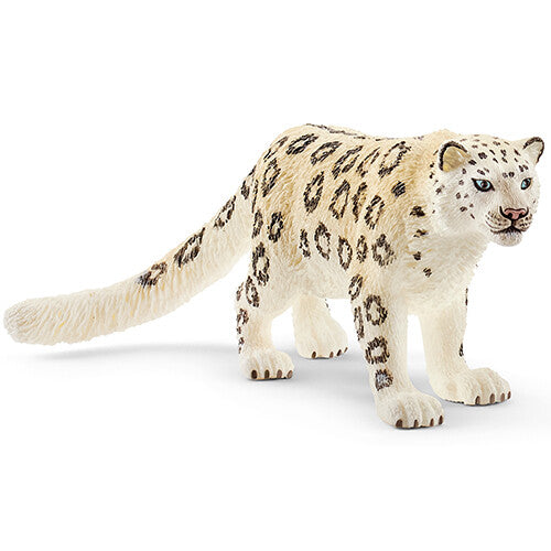 Schleich dierenfiguurtje van een sneeuwluipaard, schuin van voren gefotografeerd.