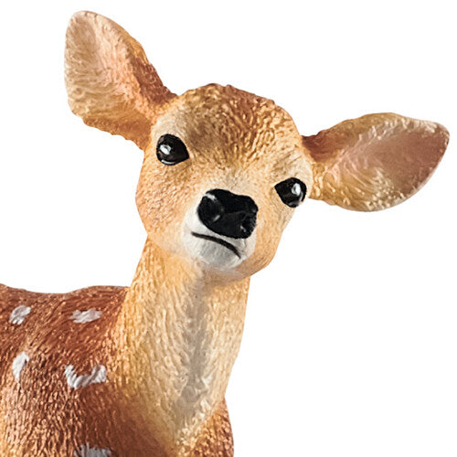 Detailopname van de kop van het Schleich plastic witstaarthertenjong met grote oren en ogen.