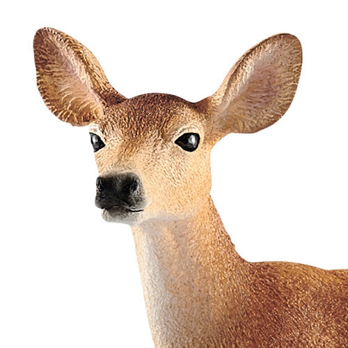 Detailopname van de kop van het Schleich witstaarthertenkoe dierenfiguurtje.