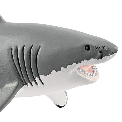 Detailfoto van de kop van het Schleich dierenfiguurtje van een witte haai met open bek en tanden.
