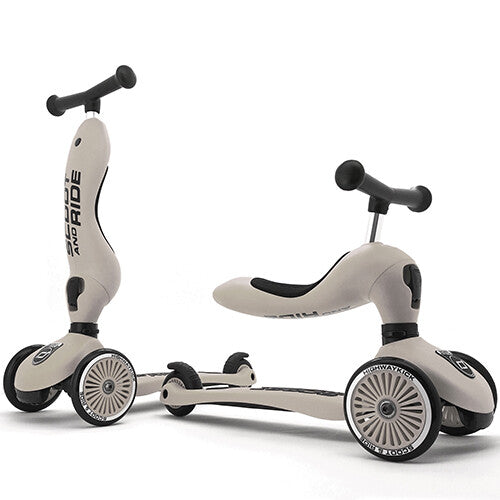 Twee Scoot & Ride 2-in-1 loopfietsen en steps in beige, één als step en één als loopfiets.