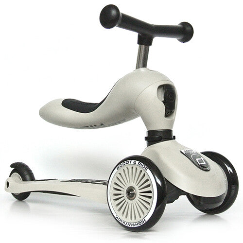 Een beige Scoot & Ride 2-in-1 loopfiets met step in de loopfietsstand op een witte achtergrond.