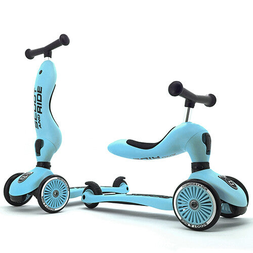 Twee Scoot & Ride Highwaykick 1 2-in-1 loopfietsen en steps in blauw, één in zitstand en één in staande stand.