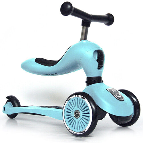 Een blauwe Scoot & Ride Highwaykick 1 2-in-1 loopfiets en step in zitstand, schuin van voren gefotografeerd.