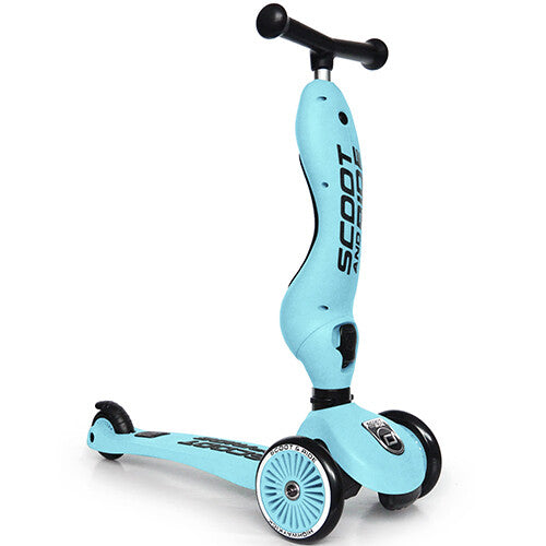 Een blauwe Scoot & Ride Highwaykick 1 2-in-1 loopfiets en step in staande stand, schuin van voren gefotografeerd.