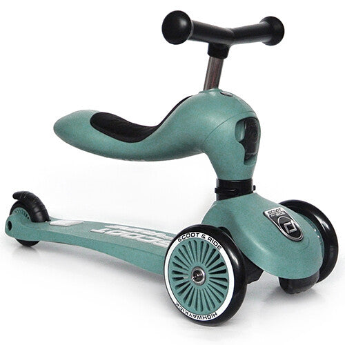 Groene Scoot & Ride Highwaykick 1 2-in-1 loopfiets en step in loopfiets-modus, schuin van voren gefotografeerd.