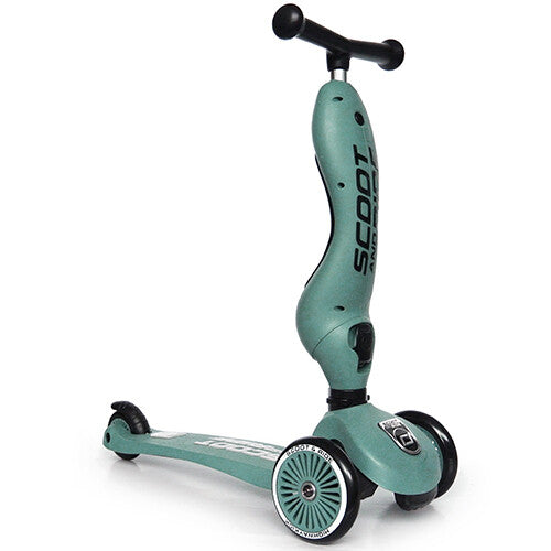 Groene Scoot & Ride Highwaykick 1 2-in-1 loopfiets en step in step-modus, schuin van voren gefotografeerd.