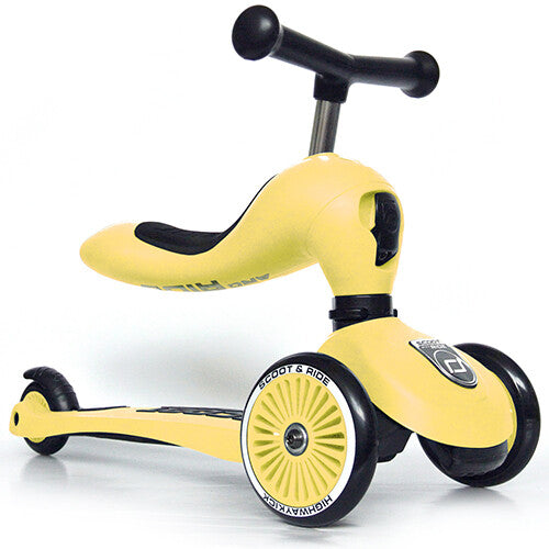 Een gele Scoot & Ride Highwaykick 1 2-in-1 loopfiets in loopfietsmodus, schuin van voren gefotografeerd.