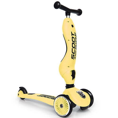 Een gele Scoot & Ride Highwaykick 1 2-in-1 step in stepmodus, schuin van voren gefotografeerd.