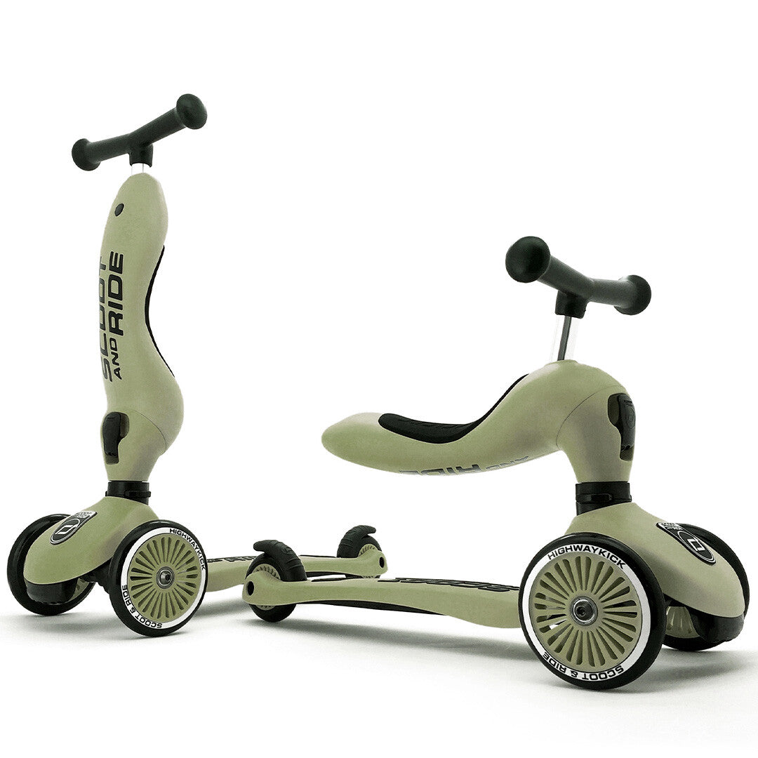 Twee olijfgroene Scoot & Ride Highwaykick 1 loopfietsen en steps, één in step- en één in loopfietsmodus.