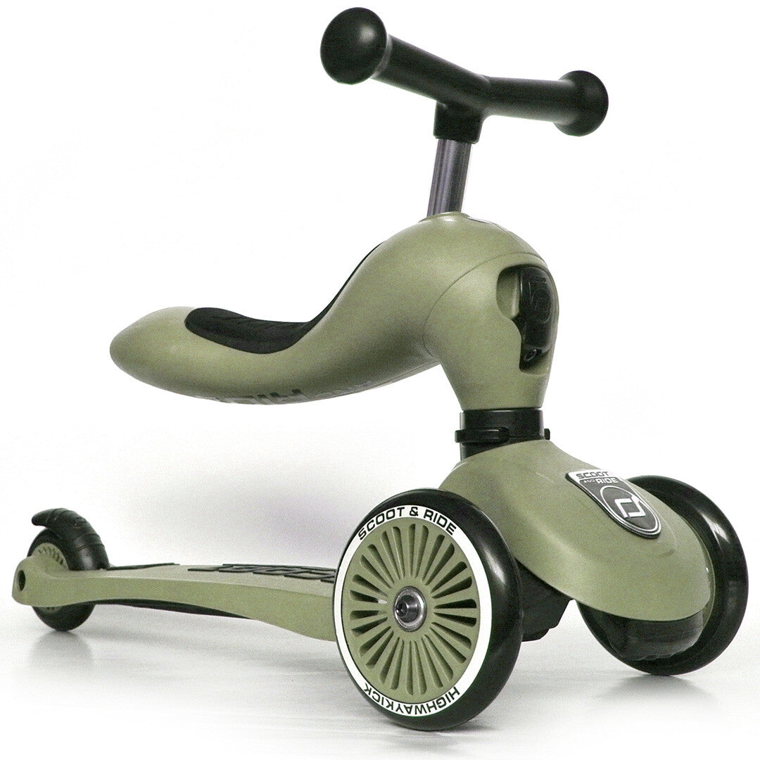 Een olijfgroene Scoot & Ride Highwaykick 1 loopfiets, schuin van voren gefotografeerd.