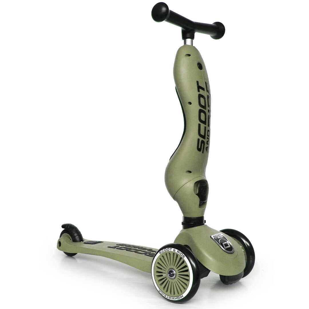 Een olijfgroene Scoot & Ride Highwaykick 1 step, schuin van voren gefotografeerd.