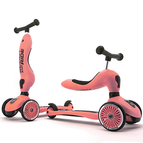 Twee Scoot & Ride Highwaykick 1 2-in-1 loopfietsen en steps in perzikkleur, één in stepmodus en één in loopfietsmodus.