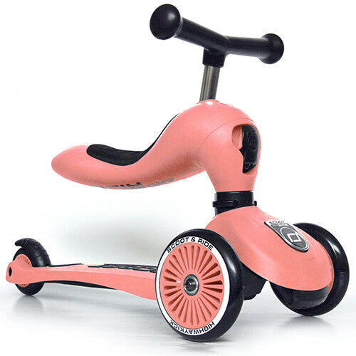 Een Scoot & Ride Highwaykick 1 2-in-1 loopfiets en step in perzikkleur, in loopfietsmodus.