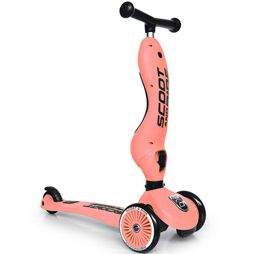 Een Scoot & Ride Highwaykick 1 2-in-1 loopfiets en step in perzikkleur, in stepmodus.